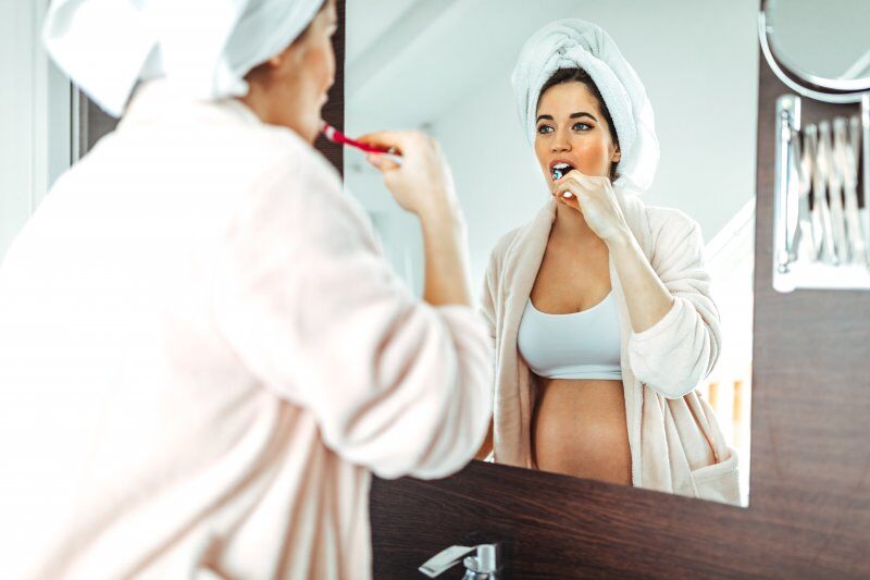 Pregnant_woman_brushing_her_teeth__