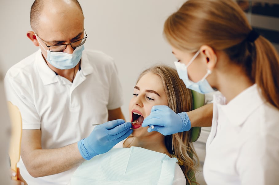 beautiful-girl-sitting-dentist-s-office (4)