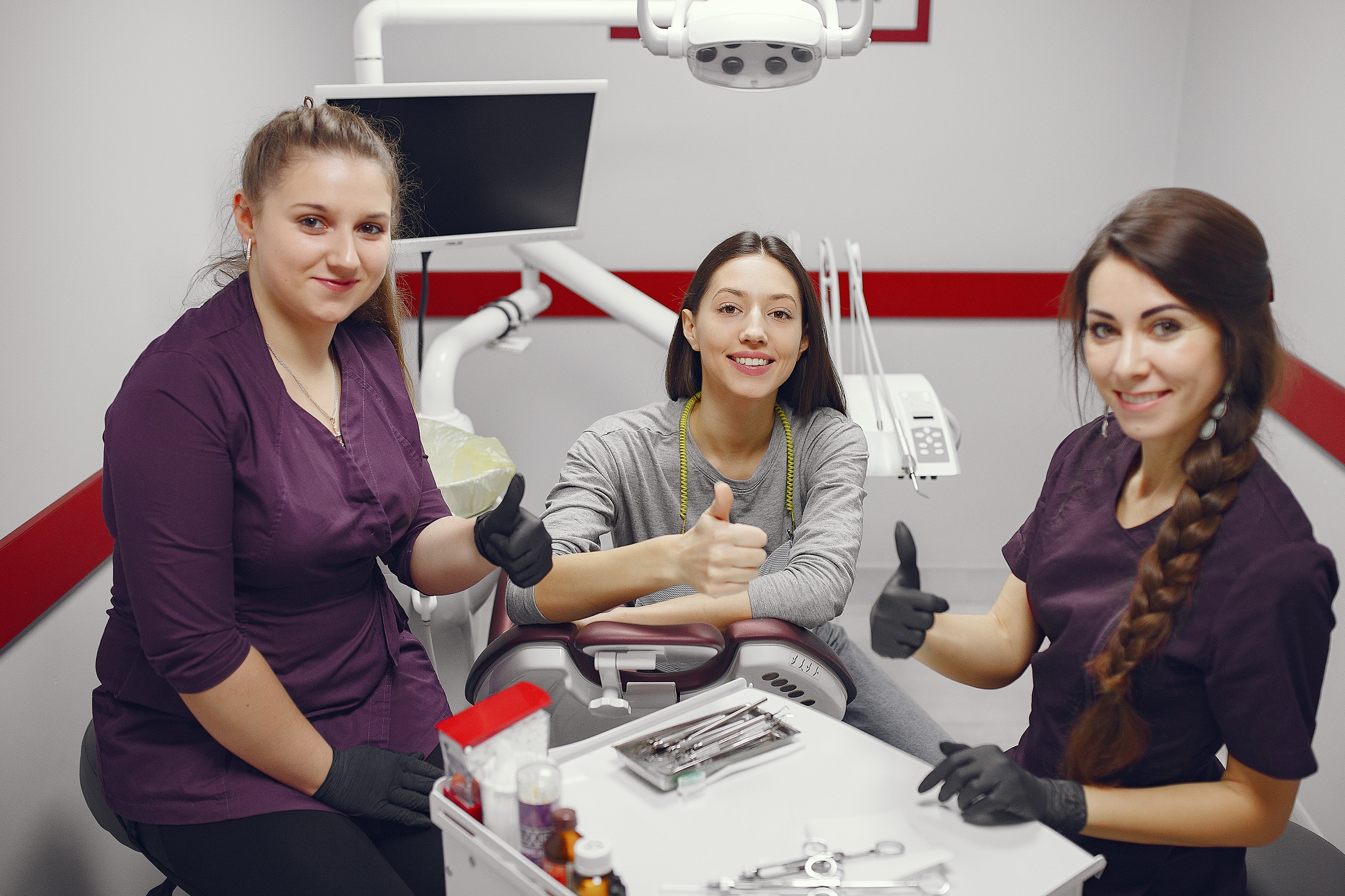 beautiful-girl-sitting-dentist-s-office(2)
