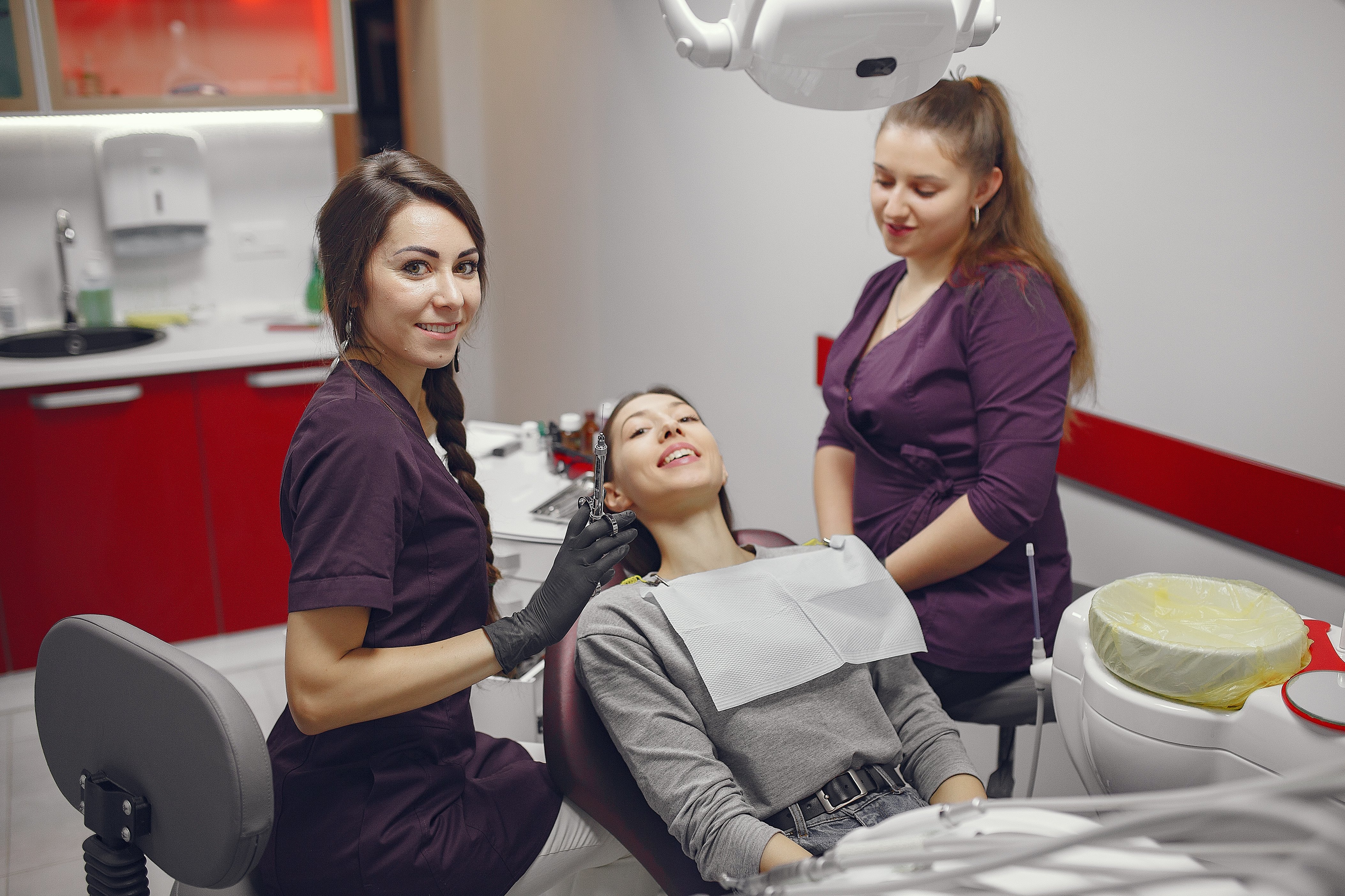 beautiful-girl-sitting-dentist-s-office(4)