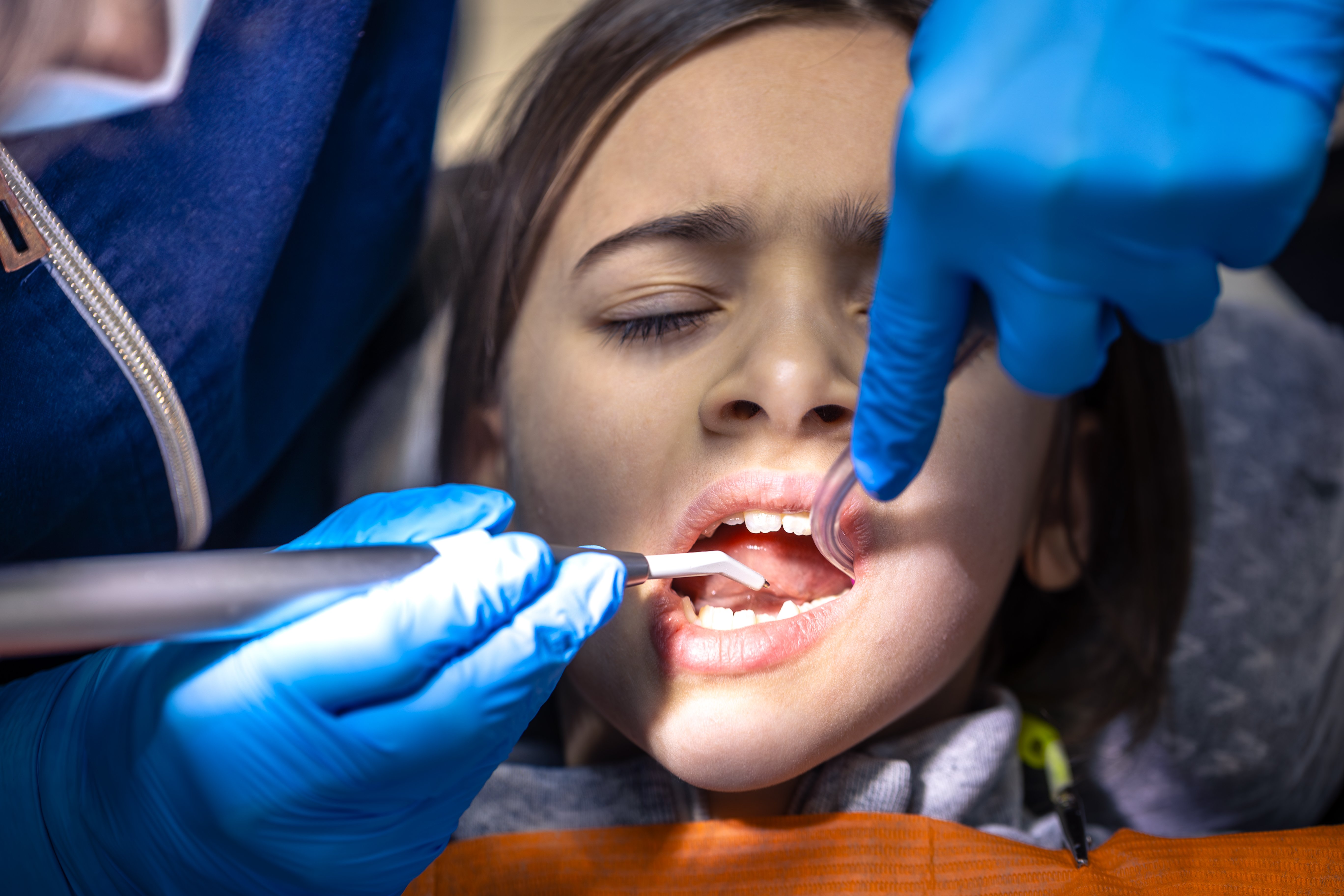 girl-dentists-office-dentist-examining-child-patients-teeth-dentistry-concept (8)