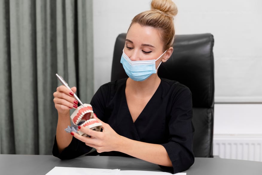 medium-shot-denstist-wearing-mask