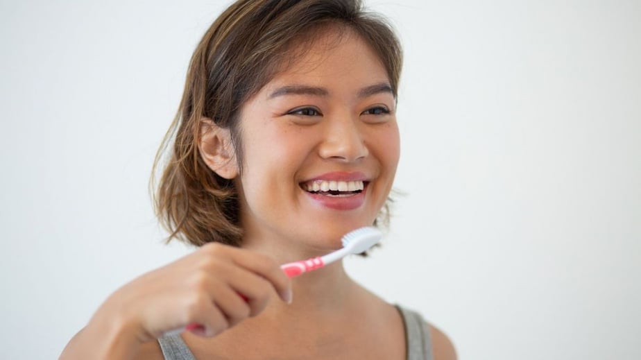 smiling_pretty_asian_woman_brushing_teeth_7904fb404baad0ff2754cffa763dbcfe_1300x820_036ce7e67492a74f3102a32d9b44c0d4_1200x675