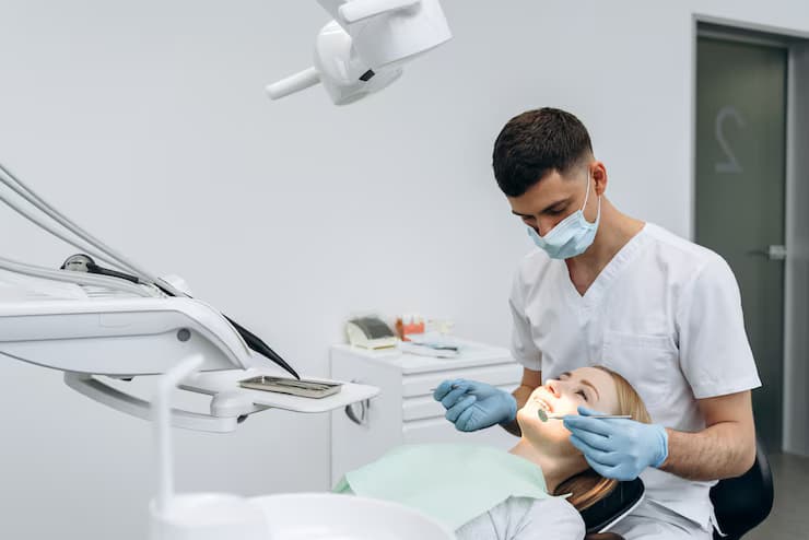 working-dental-office-attractive-dentist-with-patient-works-office_2221-7122(1)