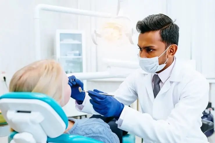 young-confident-asian-male-dentist-medical-treatment-female-patient-clinic-dental-clinic-concept_132024-703 young-confident-asian-male-dentist-medical-treatment-female-patient-clinic-dental-clinic-concept_132024-703